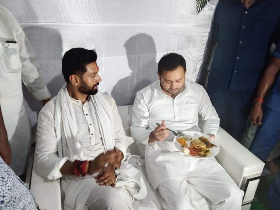 LJP4India's tweet photo. आज पटना श्रीकृष्णापुरी आवास पर आयोजित लोजपा के संस्थापक 'पद्म भूषण' स्व. रामविलास पासवान जी की बरसी क��र्यक्रम में बिहार के विधायक दल के नेता प्रतिपक्ष श्री @yadavtejashwi जी स्व. रामविलास पासवान जी को श्रद्धांजलि देने पहुंचे। https://t.co/VJCUyq7POm