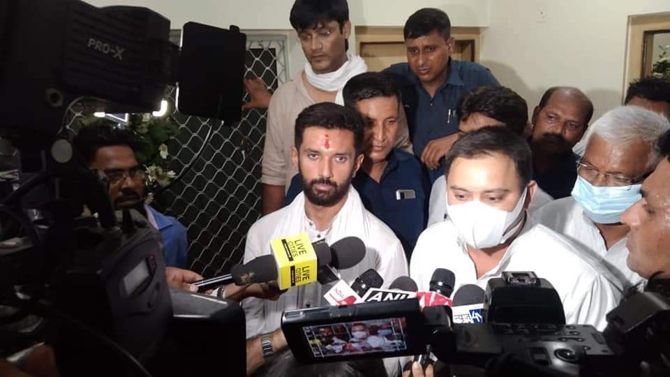 LJP4India's tweet photo. आज पटना श्रीकृष्णापुरी आवास पर आयोजित लोजपा के संस्थापक 'पद्म भूषण' स्व. रामविलास पासवान जी की बरसी क��र्यक्रम में बिहार के विधायक दल के नेता प्रतिपक्ष श्री @yadavtejashwi जी स्व. रामविलास पासवान जी को श्रद्धांजलि देने पहुंचे। https://t.co/VJCUyq7POm