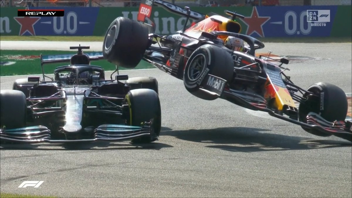 DAZN_ES's tweet photo. Esto es histórico.

El Red Bull de Verstappen encima del Mercedes de Hamilton. Los dos fuera. Un accidente para siempre en la historia de la F1 #ItaliaDAZNF1 🇮🇹 https://t.co/Dnd6S7XeX9