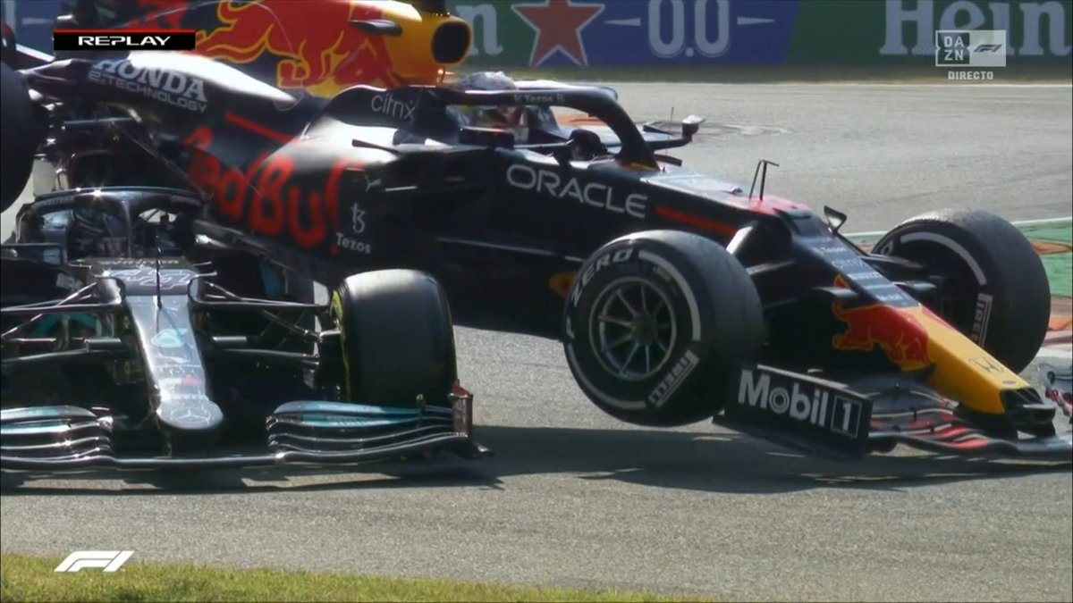 DAZN_ES's tweet photo. Esto es histórico.

El Red Bull de Verstappen encima del Mercedes de Hamilton. Los dos fuera. Un accidente para siempre en la historia de la F1 #ItaliaDAZNF1 🇮🇹 https://t.co/Dnd6S7XeX9