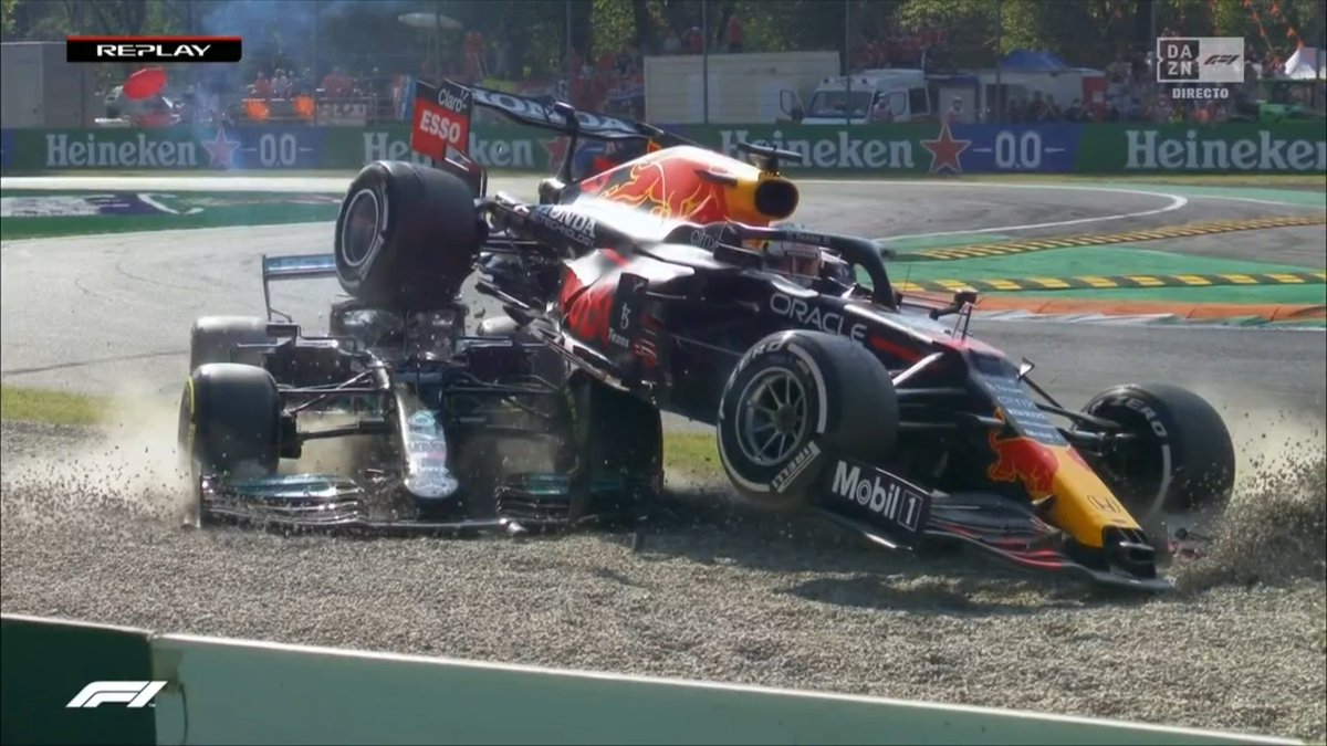 DAZN_ES's tweet photo. Esto es histórico.

El Red Bull de Verstappen encima del Mercedes de Hamilton. Los dos fuera. Un accidente para siempre en la historia de la F1 #ItaliaDAZNF1 🇮🇹 https://t.co/Dnd6S7XeX9