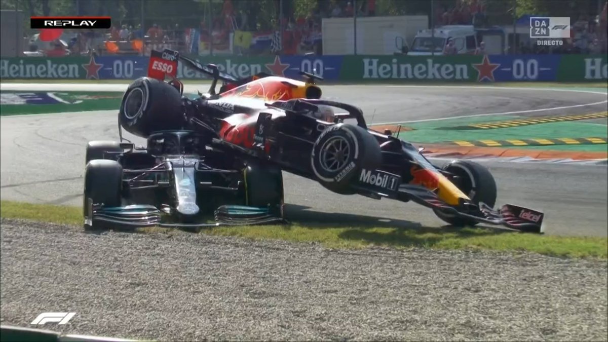 DAZN_ES's tweet photo. Esto es histórico.

El Red Bull de Verstappen encima del Mercedes de Hamilton. Los dos fuera. Un accidente para siempre en la historia de la F1 #ItaliaDAZNF1 🇮🇹 https://t.co/Dnd6S7XeX9