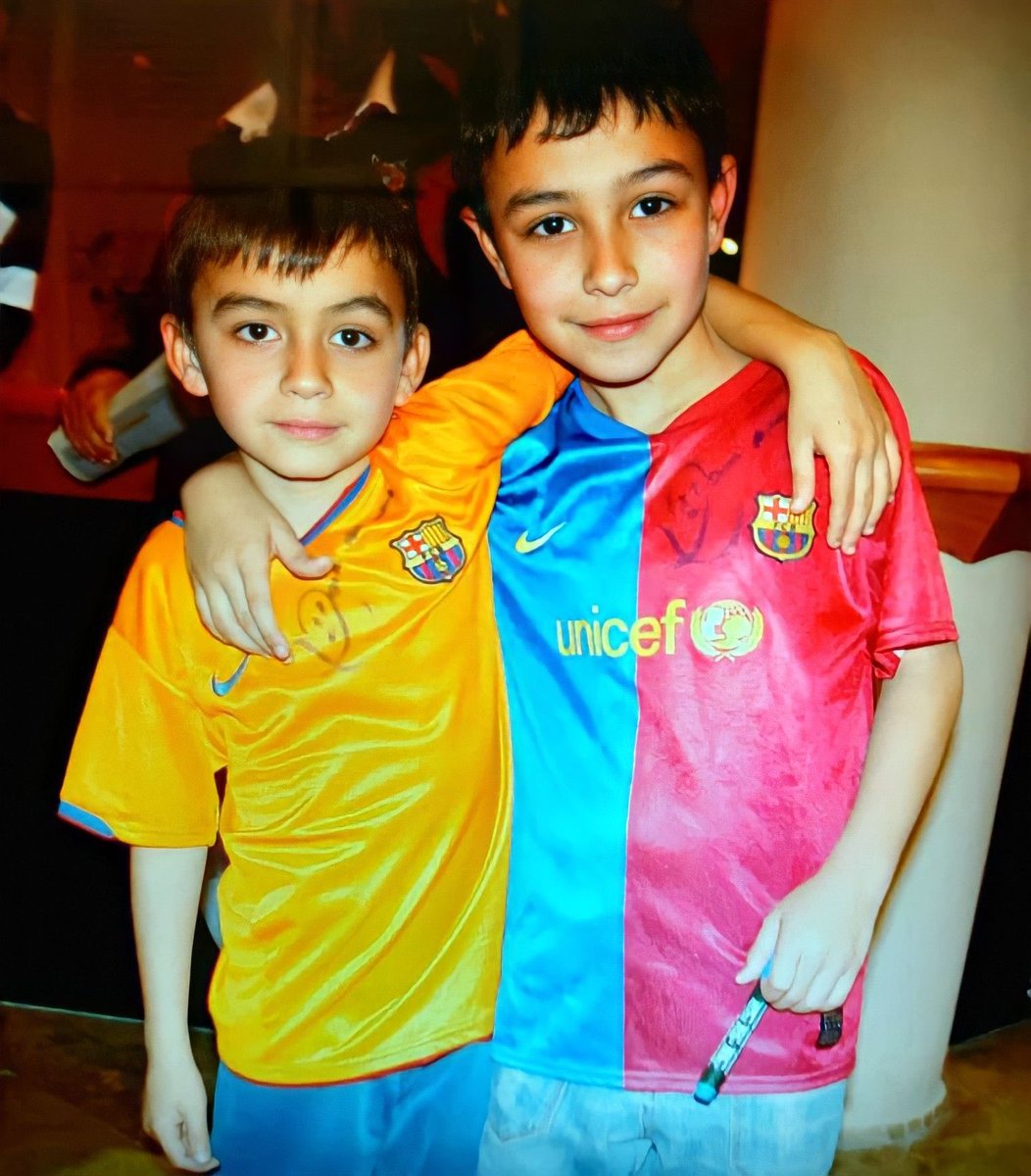 Pedri's tweet photo. Feliz cumpleaños, Fer! 🎉🎁
Gracias por estar siempre ahí! #hermanos #happybirthday https://t.co/yAOjybfqFM