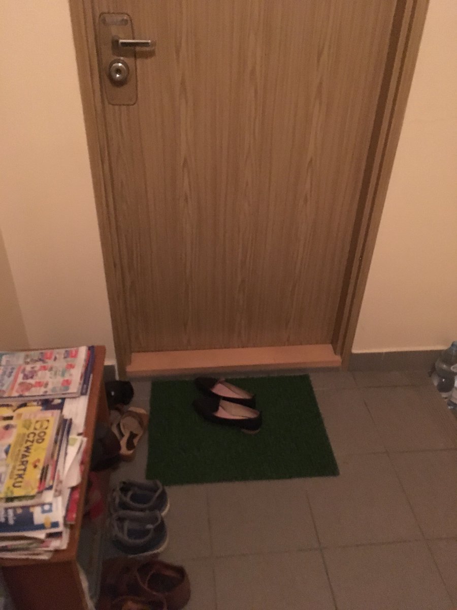 trollosiewicz's tweet photo. Ciężko mi to jakoś nazwać, ale nie wiem, jak bardzo nie można mieć w sobie ludzkiej godności, żeby mieszkając w bloku stawiać buty na klatce... Januszostwo i Grażynkizm level top. https://t.co/Y8mQKNVtfq