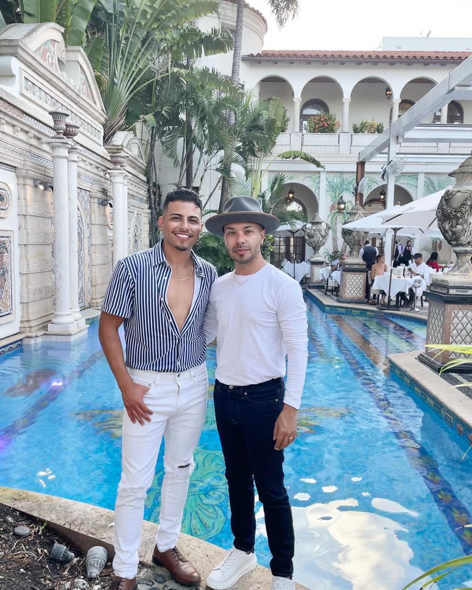 Victor_Jesse's tweet photo. 9/9 #Birthday ❤️🎉🍾🌴 https://t.co/c6jEyR8cVc