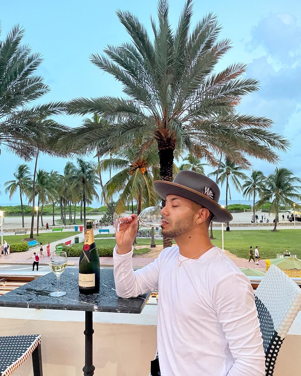 Victor_Jesse's tweet photo. 9/9 #Birthday ❤️🎉🍾🌴 https://t.co/c6jEyR8cVc