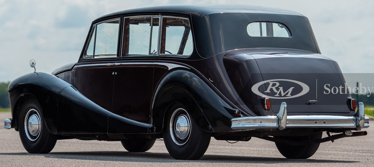 UltimativCars's tweet photo. #AuburnFall2021

The (#British🇬🇧) #Daimler #Regina #DF400 (1954/55; 56-59: only "DK400") was a ultra-#luxury saloon (NOT related to D.-Benz!), made in a total of 93 units.

This 1955 DF400 4½ [by #Hooper] was est. at US$15-18k (12.7-15.2k €) to be SOLD at US$27,500 (23.300 €). https://t.co/lwVebG4bNl
