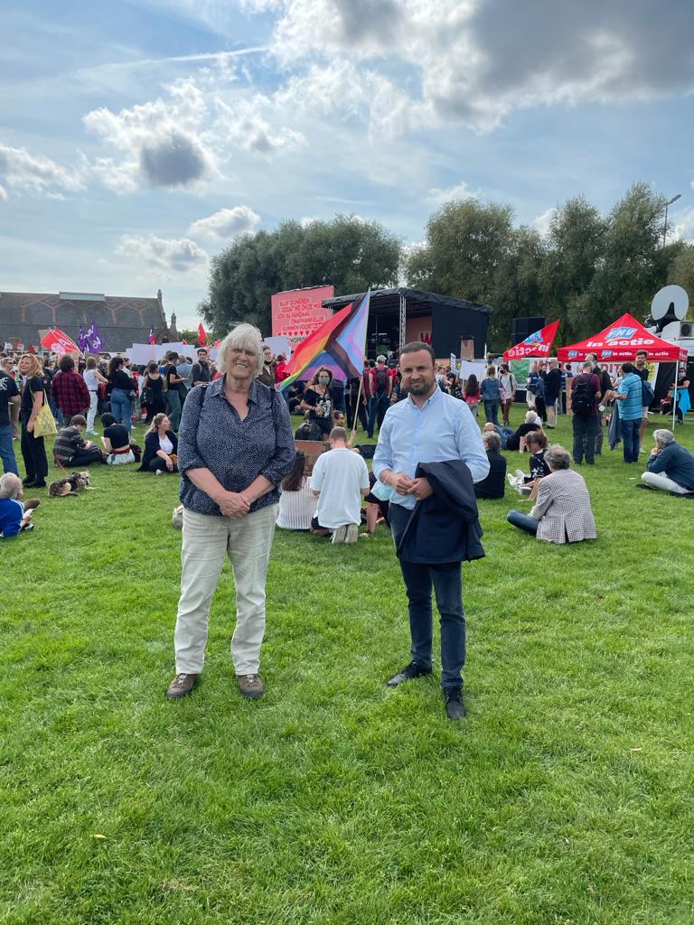 👏Wonen is een recht voor iedereen!

🏘️Samen met de <a href="/JongeDemocraten/">Jonge Democraten</a> en Kamerlid <a href="/FBoulakjar/">Faissal Boulakjar</a> demonstreert raadslid <a href="/CorinevanDun/">Corine van Dun</a> vandaag voor meer betaalbare huizen.

🥇Wij willen Utrecht als nummer 1 huizenbouwer.

#woonprotest