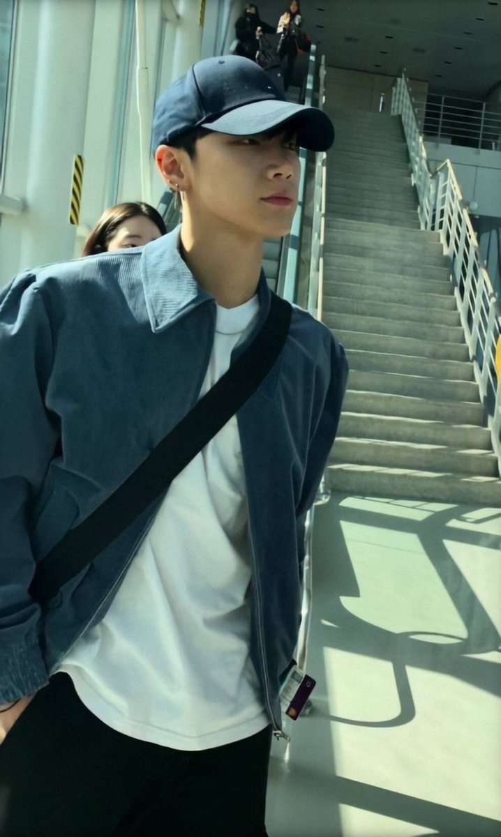 ฟีลแฟนว่ะ มายืนรอรับหน้าคณะ