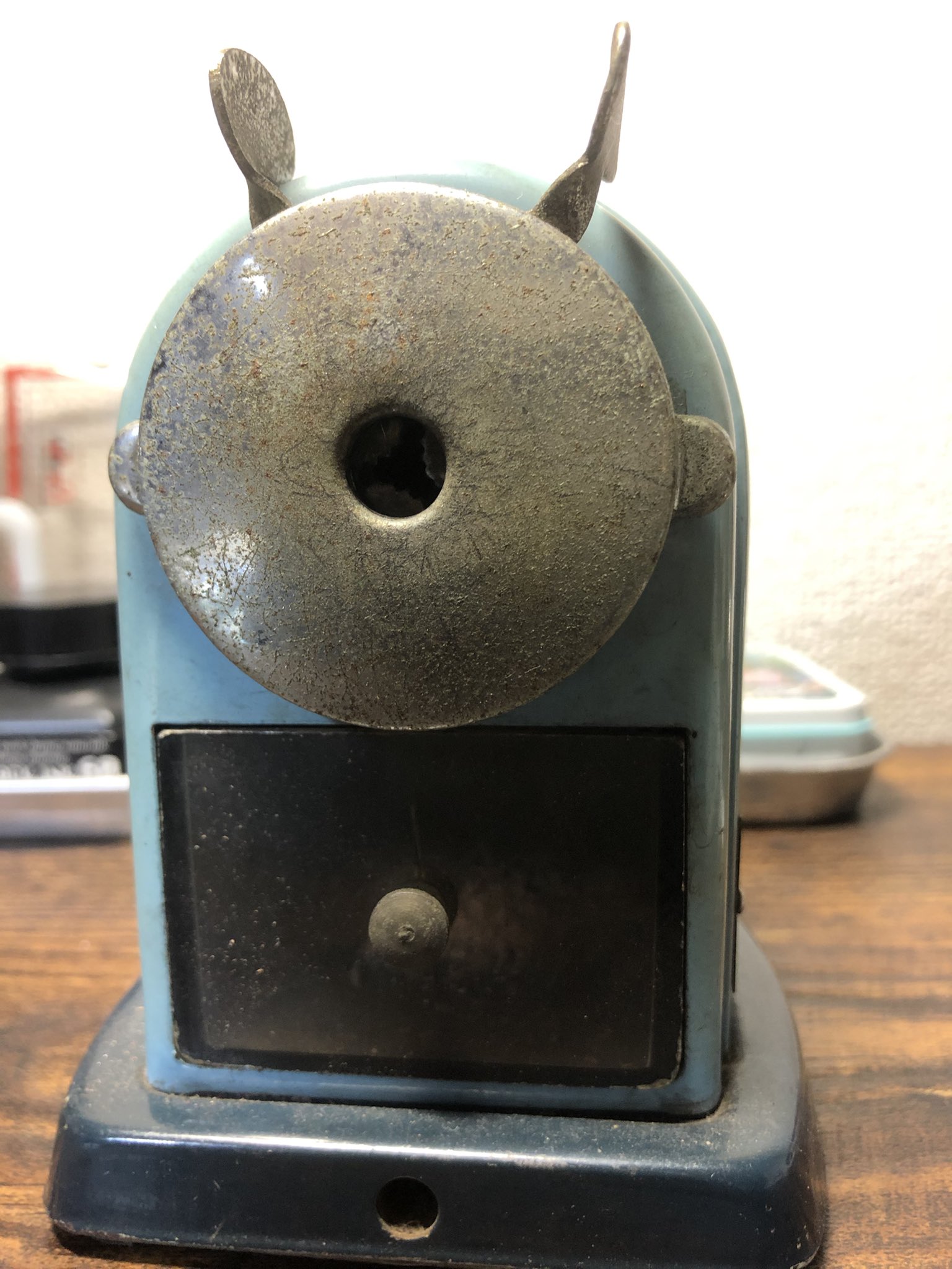 やぐ 亡き母が70年近く前に小学入学祝いに貰った鉛筆削りを愛用しているのですが ここ最近 芯が中央に固定されないのか ちょっとズレて削られるようになりました 何とか修理したいのですが メーカー コーリン鉛筆さん も廃業されているとのことで