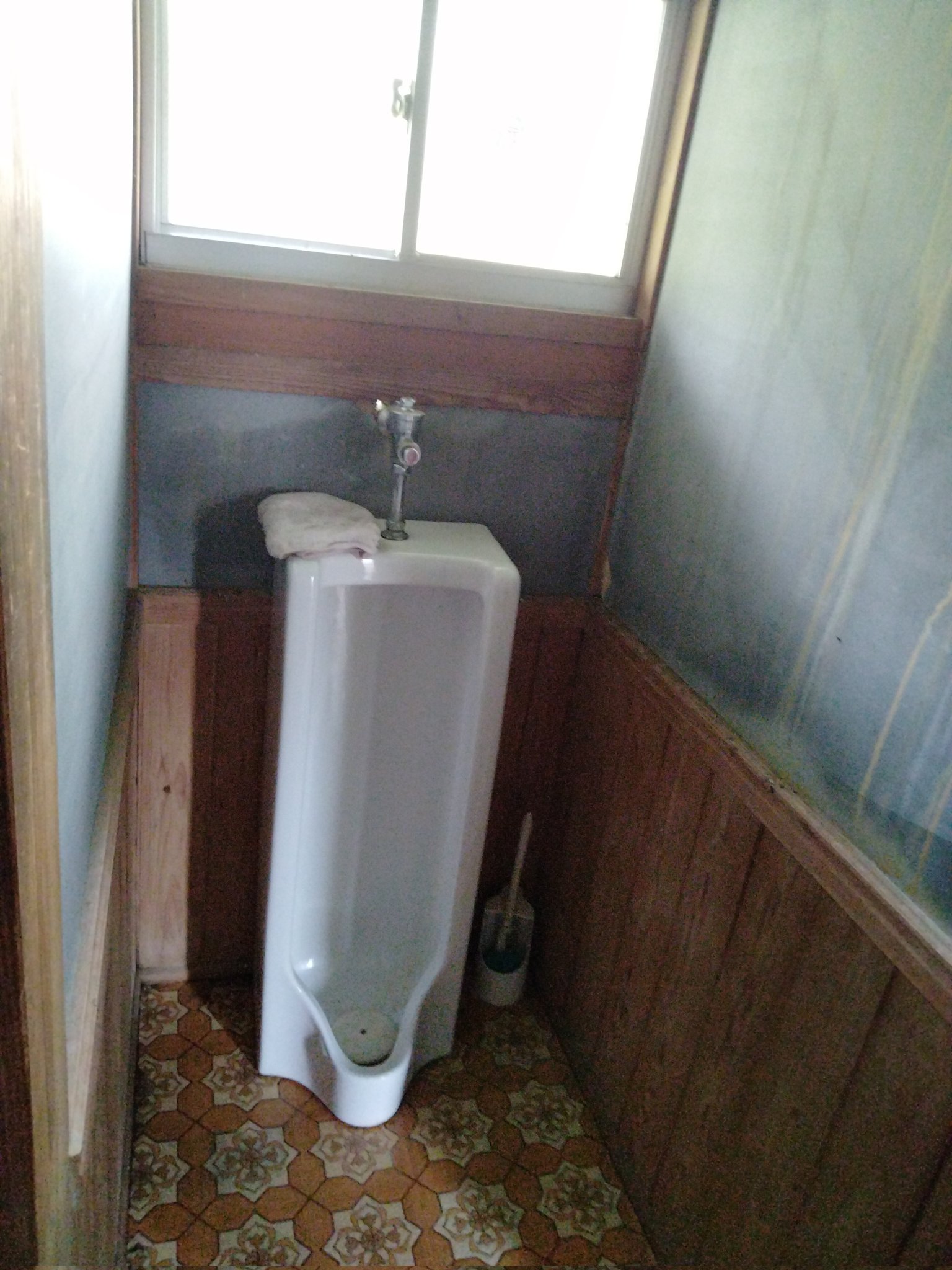 九州syサービス うちの古民家のトイレの作りが 余りに古過ぎで居心地が悪いので リフォームの為に男子トイレと 洋式トイレの壁を撤去 明日はdiyでトイレ設置工事 自力でやるのでここに 書けないぐらいの 金額で出来ちゃいます 笑 レストラン並みの広さ