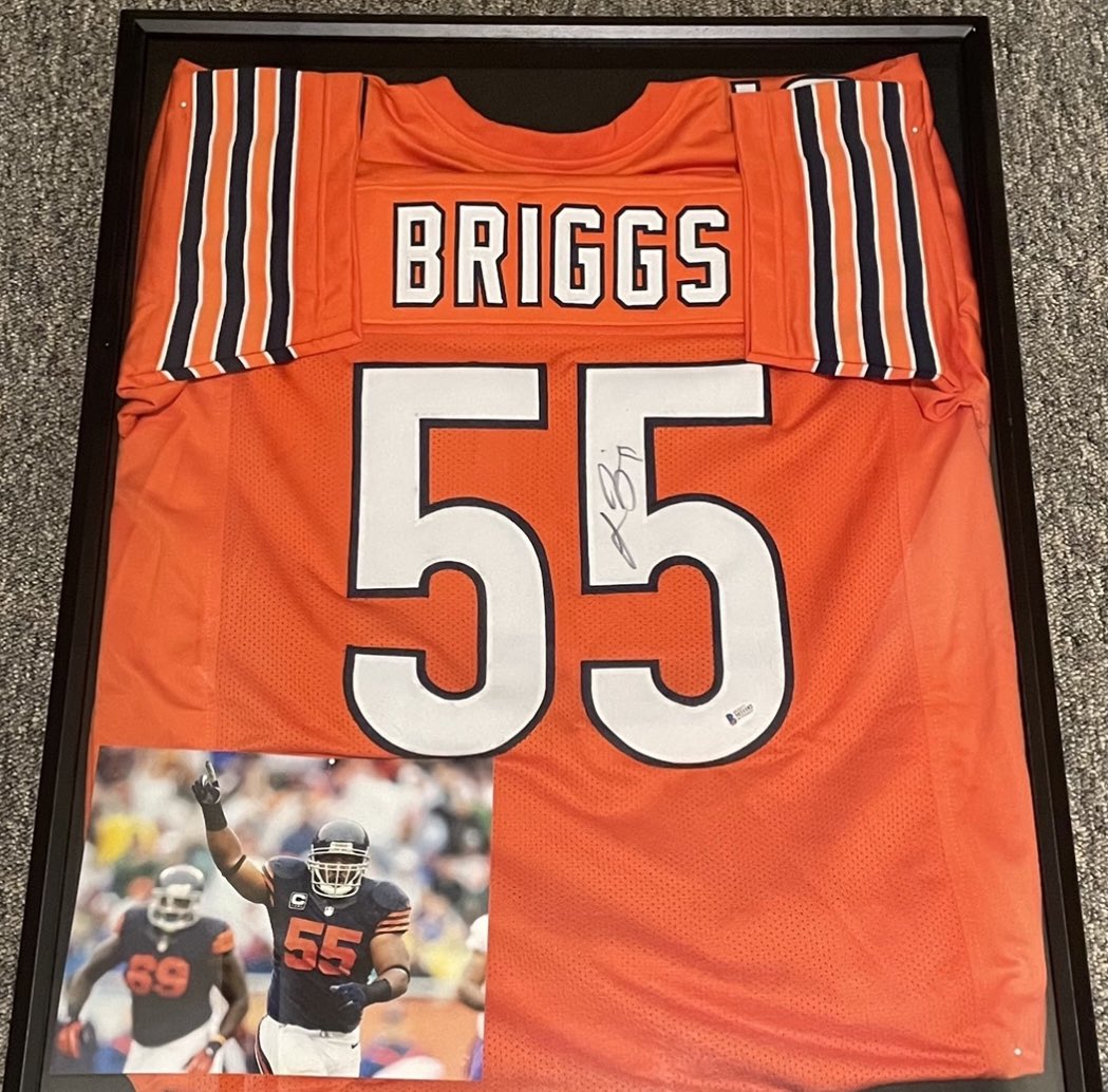 DrunkRyanPoles's tweet image. GIVEAWAY: In honor of #DaBears   Primetime game today, I will be giving away this Signed @LanceBriggs jersey to 1 person who RTs and likes this tweet. 
—————————————————
MUST BE FOLLOWING. Winner selected randomly tomorrow 09/13 at 7pm 🐻⬇️ #NFL  #NFLKickoff #Kickoff2021 #Chicago