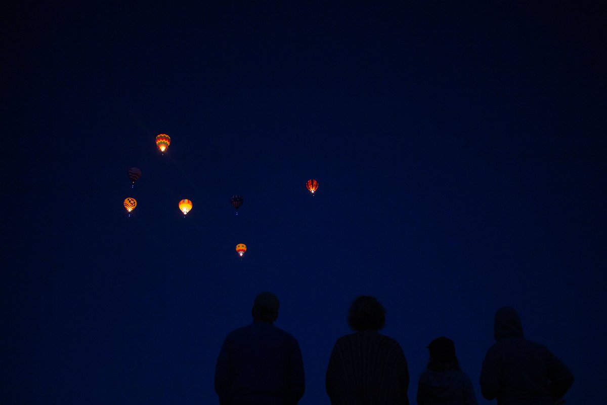 ReynoldsSandbox's tweet photo. And there they go ... beautiful photos by @RachelJacksonNV this morning #Reno balloons https://t.co/8bPF0TniCP