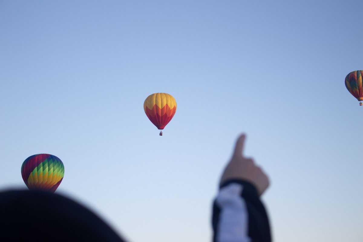 ReynoldsSandbox's tweet photo. And there they go ... beautiful photos by @RachelJacksonNV this morning #Reno balloons https://t.co/8bPF0TniCP