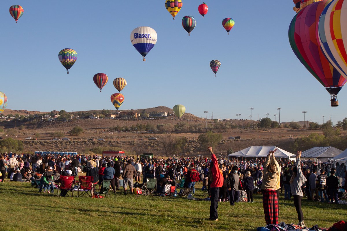 ReynoldsSandbox's tweet photo. And there they go ... beautiful photos by @RachelJacksonNV this morning #Reno balloons https://t.co/8bPF0TniCP
