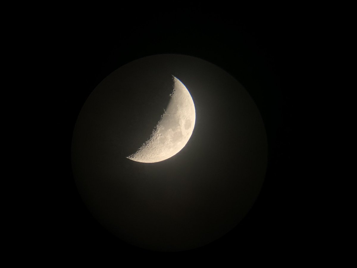 KayatooS's tweet photo. Ce soir j’ai pris la lune en photo 🙂 https://t.co/L5cYDQKHPb