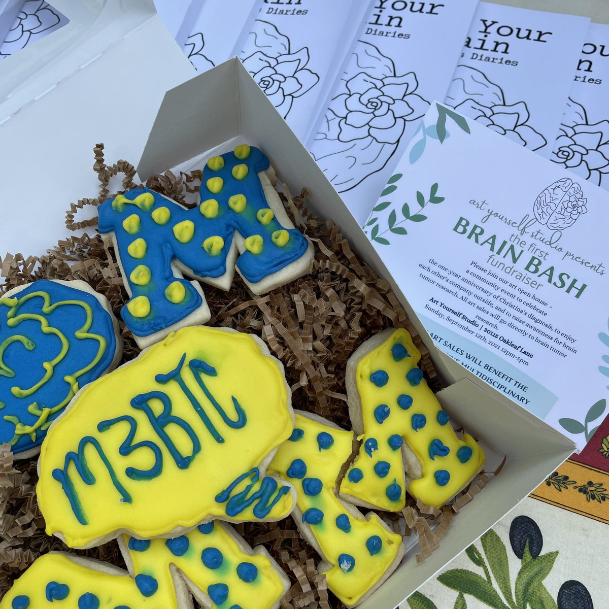 YoshieUmemura's tweet image. Had a great time at the 1st #brainbash fundraiser hosted by @NaegeliCosta and mom, both great artists! 🎨🖼 thank you for supporting #braintumor #research and the goodies😊🍪 #BTSM #M3BTC @Wajd_MD @DanWahlMD #GoBlue @UMneurosciences @umichmedicine
