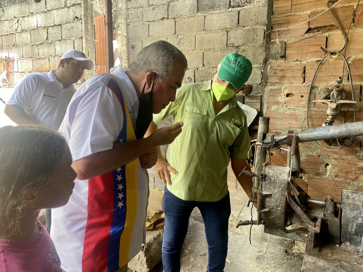 Rector_Unitec's tweet photo. #12Sept | En #Barbacoas #Aragua, acompañado del alcalde Sotero González, dedicamos horas a recorrer la población y conocer de boca de sus vecinos tantas necesidades que padecen.

¡Todos demandan cambios urgentes!
#AñoDeLaReconciliación https://t.co/sCWvldHIvO