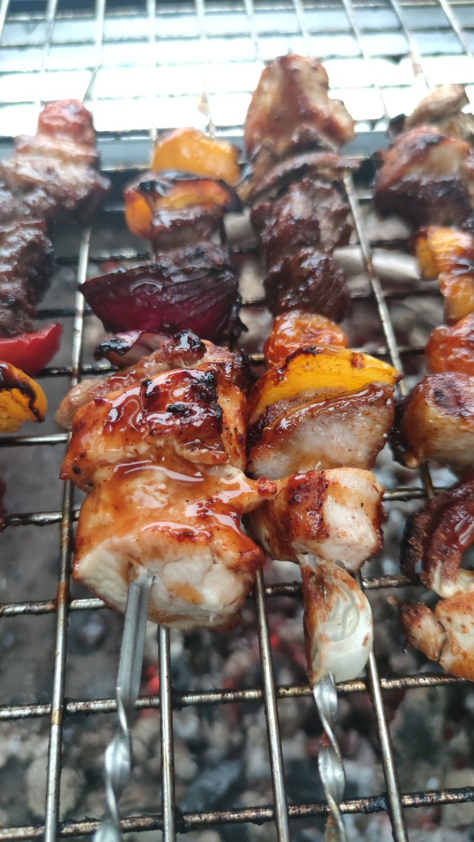 Some 🐄🐖🐔 <a href="/OakridgeBBQ/">Oakridge BBQ</a> kebab's action at #Smokinyankees HQ this evening, the <a href="/TrailblazerBBQ/">Trailblazer BBQ</a> alfresco 140 played a blinder! The ability to control the heat of the #grill by lowering or raising it is a game changer, the kebab holders are a great wee extra as well.
#Belfast #BBQ