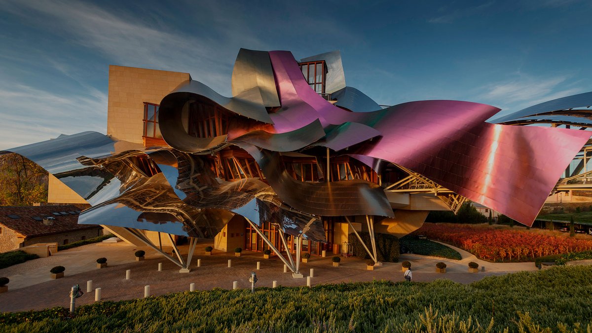 JaimeOrtegART's tweet photo. En #LaRioja se puede disfrutar de este precioso edificio de Frank Gehry, un lujoso hotel de las bodegas Marqués de Riscal https://t.co/FefbL6cC8H