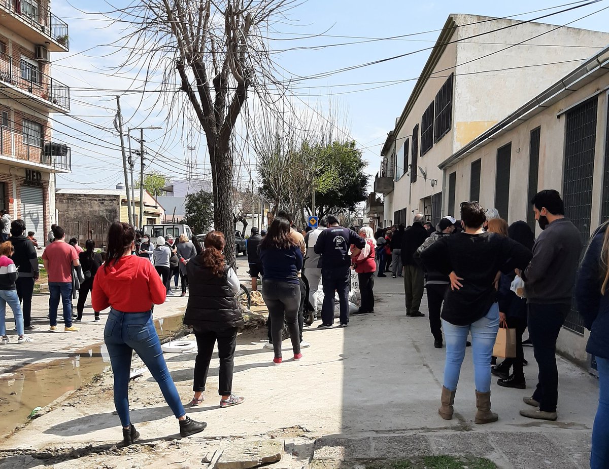 Rachel_Barral's tweet photo. Maravillada de la gran solución que encontraron para que no hubiera aglomeraciones. #VotarEsSeguro #Pesimo #VotaBien https://t.co/z9Trl77g2s