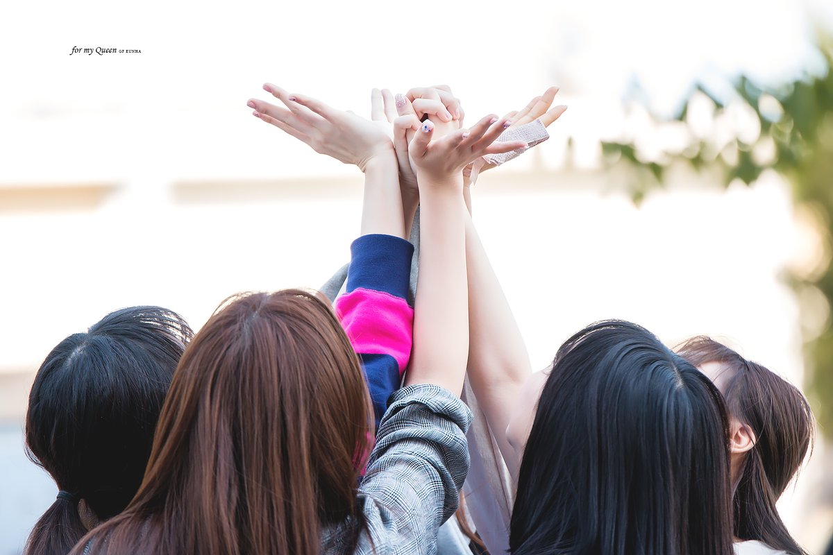 _mademydayz's tweet image. Happy 4th Anniversary, GFRIEND's Summer Rain. 🌹☔