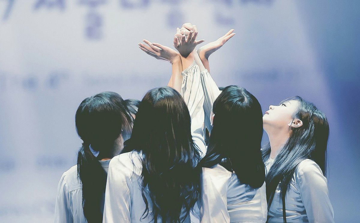 _mademydayz's tweet image. Happy 4th Anniversary, GFRIEND's Summer Rain. 🌹☔