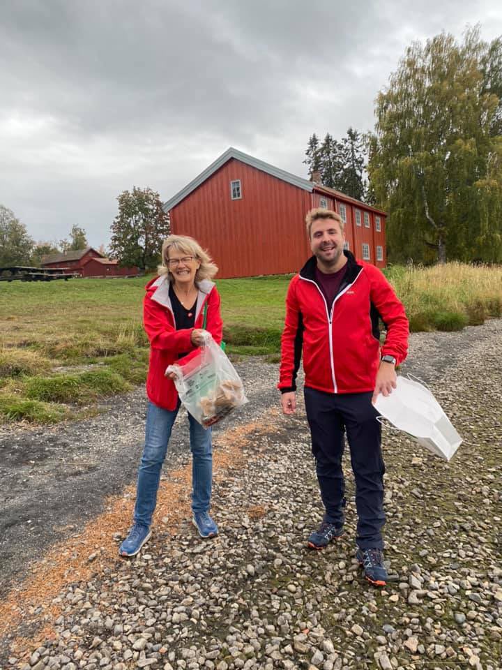 Strand-ryddedag på @Hamarkommune og @domkirkeodden. Mye blide folk og fint selskap av @faribafazelpour og @bulentdogani. @SVparti @InnlandetSV @HamarArbeiderbl @WWFNorge @Naturvern @turistforening