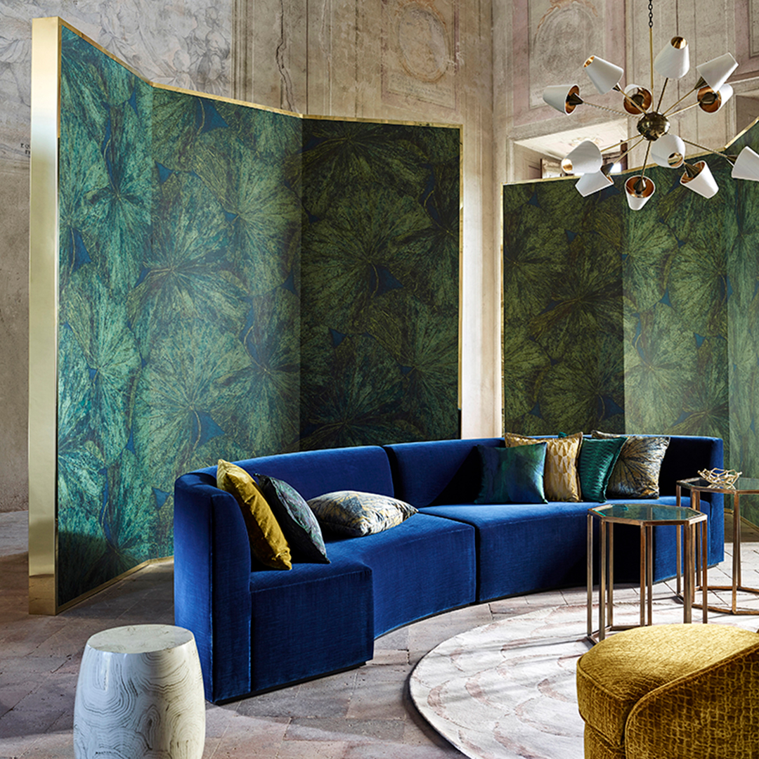 Lavish large-scale lotus leaves have been intricately crafted using artisan gilding techniques, elevating this stunning wallpaper to the status of fine art. bit.ly/zoffany-taisho…