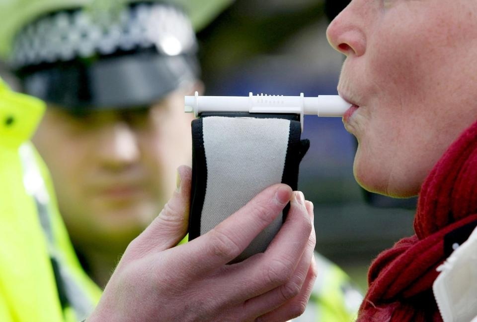 NWmwaypolice's tweet photo. A BIG THANK YOU to the caller who rang in regarding concern for a driver "All over the Road" on the A55.We located the vehicle & Driver #MS34 @CheshireRCU
The Driver provided a positive road side breath test with a reading of 126!
Legal limit 35
#SavedLives
#TeamWork
#Fatal4 https://t.co/6ieXcm8Bip
