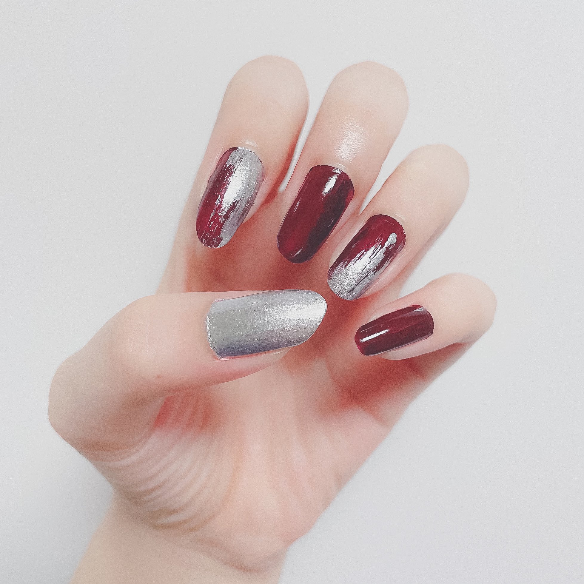 澪 アディクション ザネイルポリッシュのナイトメアがブルベ冬にドンピシャ 画像は一度塗り 一度塗りでもムラにならないし 早く乾く ノーススターをざざっと重ねてラフな感じに T Co 8zx5ibrb2d Twitter