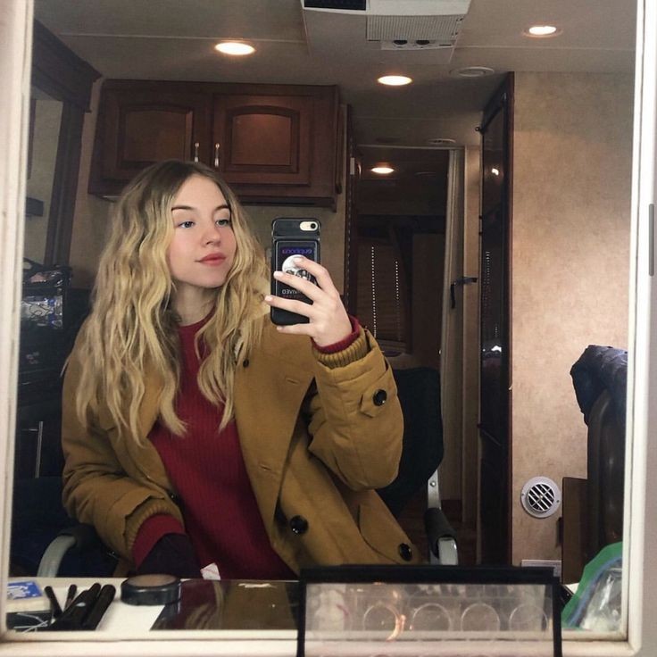 thinkersyd's tweet photo. @SYDNEYVISION @sydney_sweeney mirror selfie syd!! https://t.co/ccpKQVfnCo