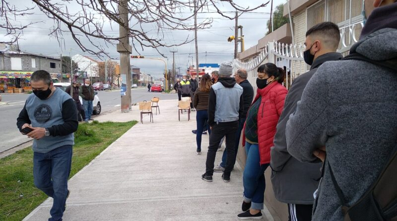 RadioU901's tweet photo. 🗳️#PASO2021 AHORA - Hasta las 12, votó el 20% del padrón electoral en Olavarría

Así fue informado a @cdnolavarria. La región tiene porcentajes similares y se admitieron largas colas en las escuelas del Partido.  

✍️ @cdnolavarria https://t.co/iSL1Ay8DMz
