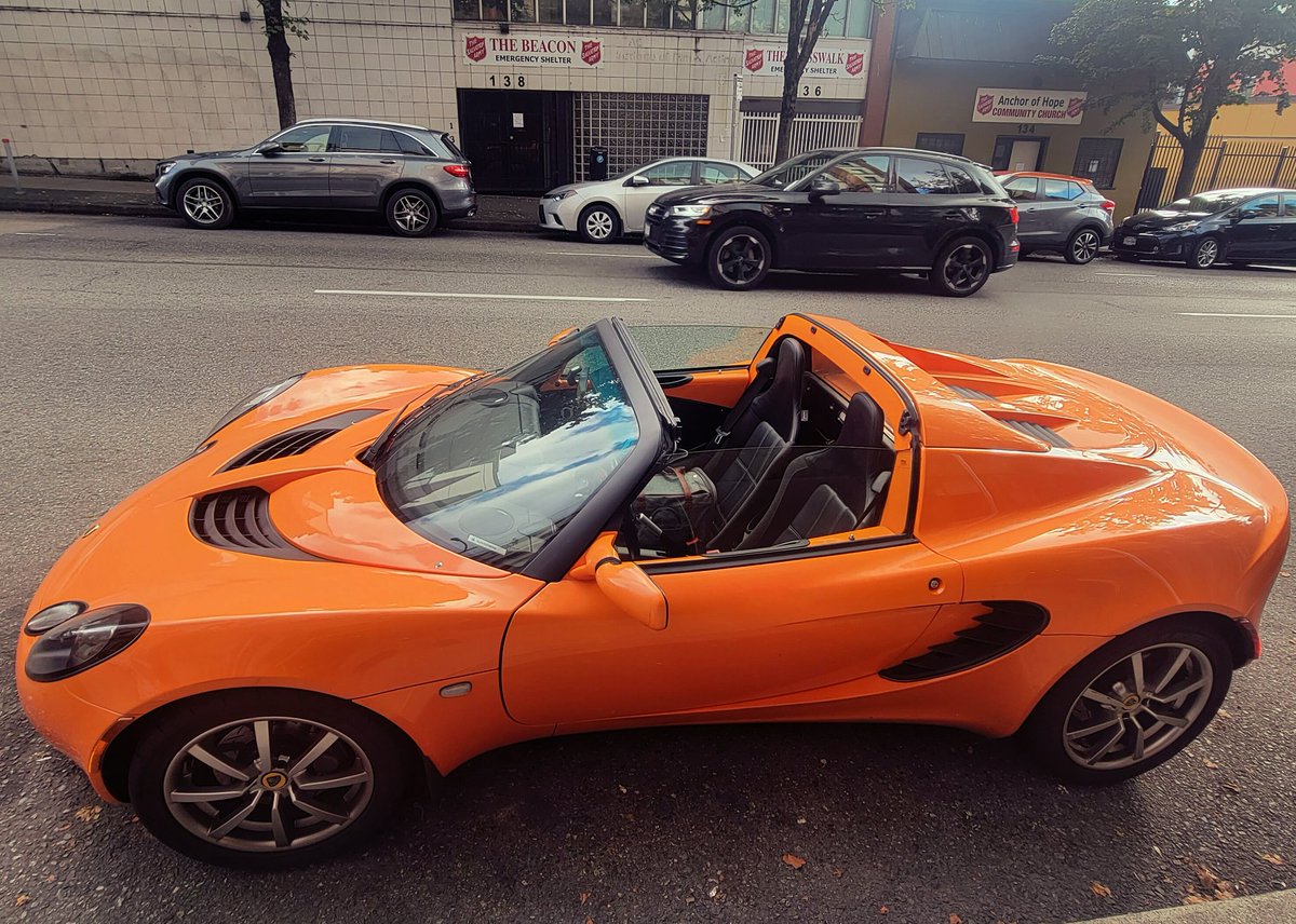 Very important to lock up your vehicle and secure valuables in the trunk. Especially when parking in the Downtown East Side.  #lockitup @VancouverPD