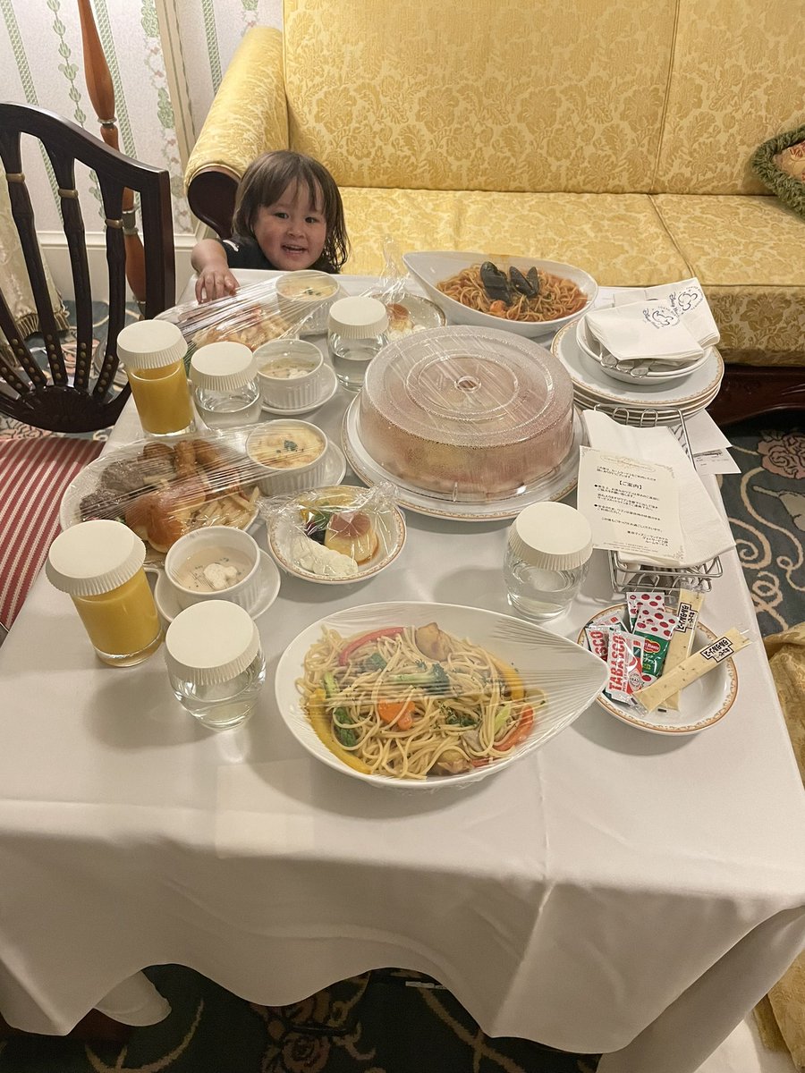 y01083695's tweet photo. 配信ホテルでもダメだった〜😭今日は遅くなりましたがらいきandりあなの誕生日お祝いディズニー❤️❤️2人とも喜んでくれて大満足です✨明日は新アトラクションも私も楽しみーー https://t.co/3C9dBvIo0x
