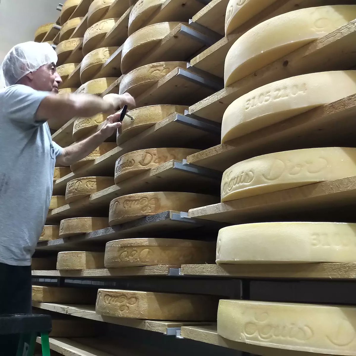 Decouvrez nos fromages Louis d'Or spécialement sélectionnés pour <a href="/YannickFromager/">YannickFromagerie</a>  ... Disponible maintenant dans toutes nos boutiques! 

<a href="/fromagesdici/">Fromages d’ici</a> #marchandfromager #yannickfromagerie