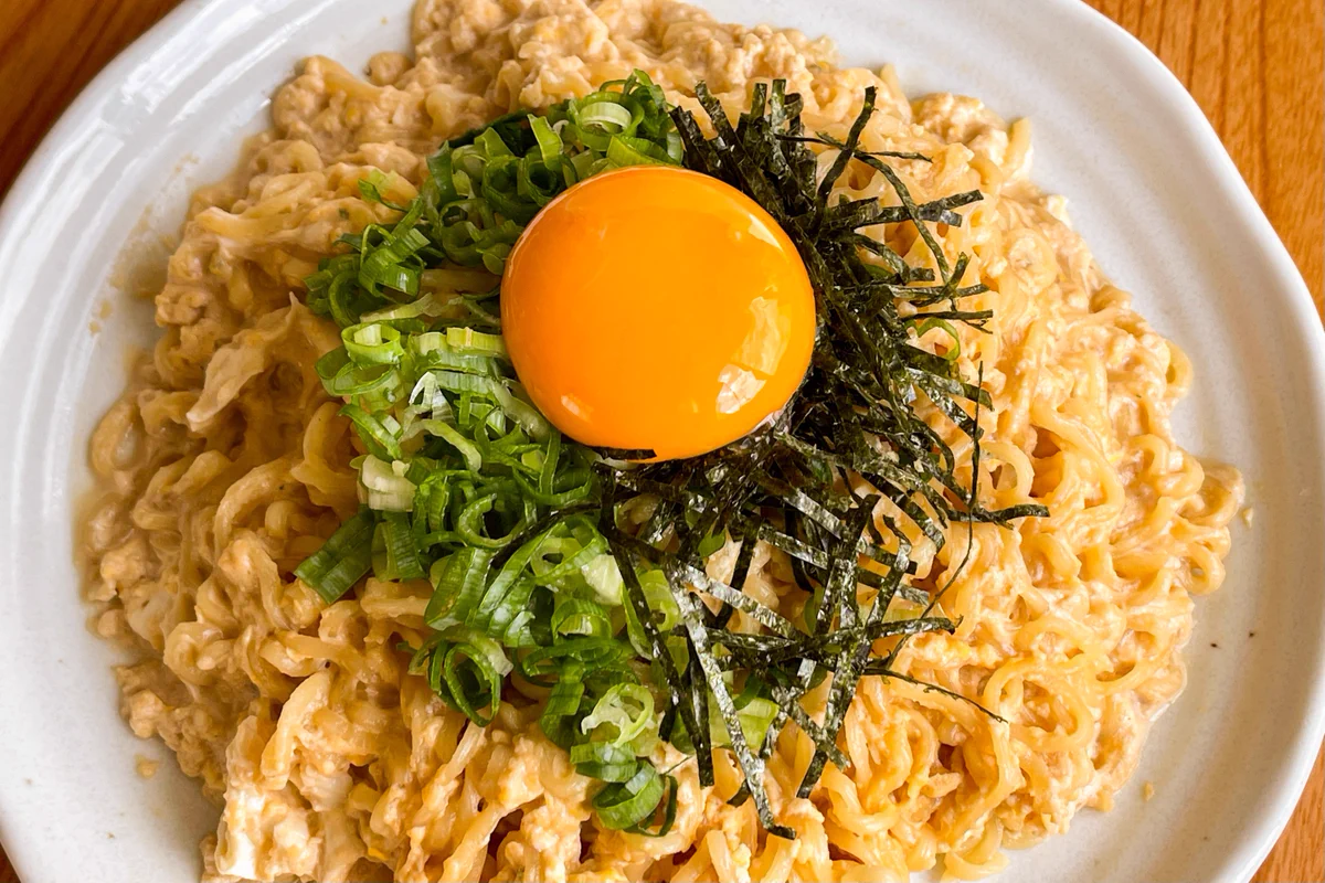簡単で美味しそう･･･！サッポロ一番をカルボナーラ風に仕上げたアレンジレシピ！