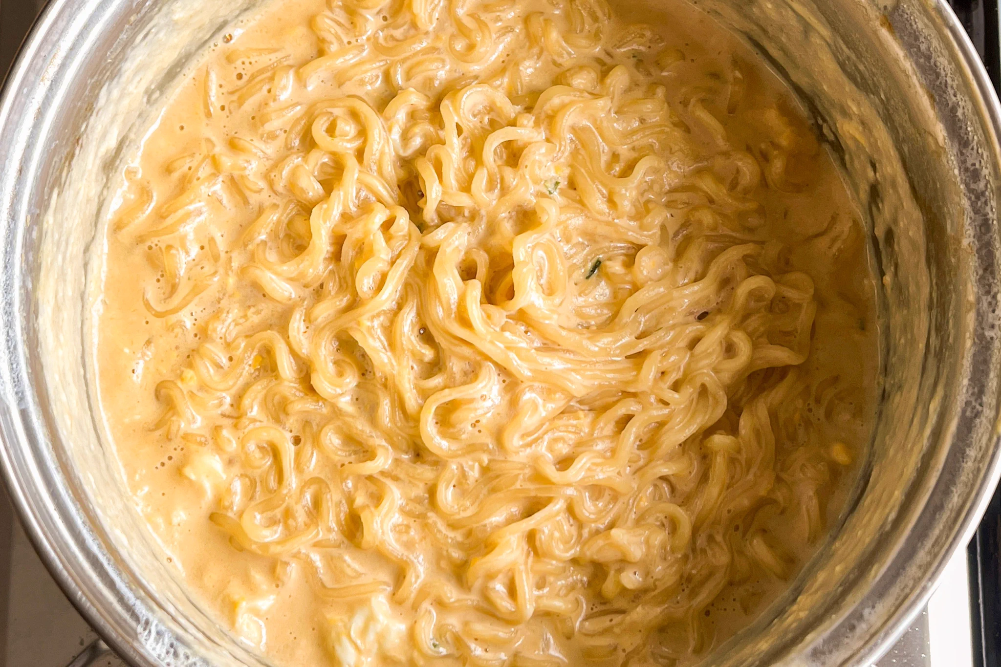 簡単で美味しそう･･･！サッポロ一番をカルボナーラ風に仕上げたアレンジレシピ！