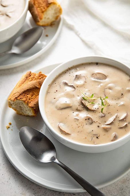 demeterkouzina's tweet photo. Selamat pagi, Demigods!
Menu hari ini adalah:
1. Cream Soup Mushrooms
2. Sandwich Tuna Melt
3. Chocolate Banana Chia Pudding
4. Ice Coffee Jelly
Yang dimasak oleh
@farmetercle & @farmeternad
Happy Breakfast 🌾 https://t.co/DG8EAFrppY