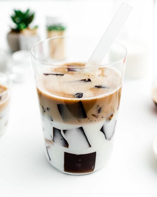 demeterkouzina's tweet photo. Selamat pagi, Demigods!
Menu hari ini adalah:
1. Cream Soup Mushrooms
2. Sandwich Tuna Melt
3. Chocolate Banana Chia Pudding
4. Ice Coffee Jelly
Yang dimasak oleh
@farmetercle & @farmeternad
Happy Breakfast 🌾 https://t.co/DG8EAFrppY