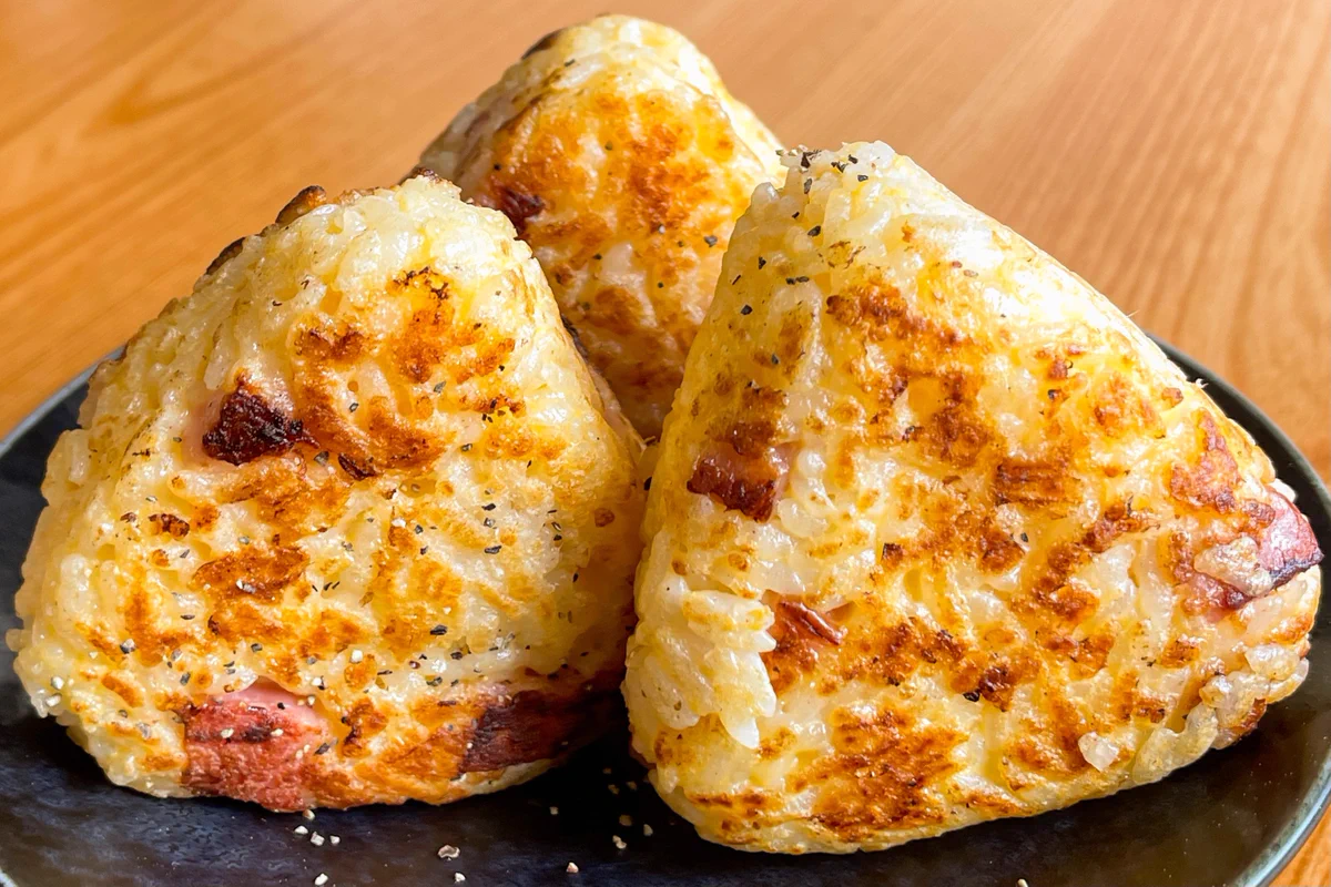 ぱくぱく食べられそうなくらいとっても美味しそう！カルボナーラ風焼きおにぎりレシピ！