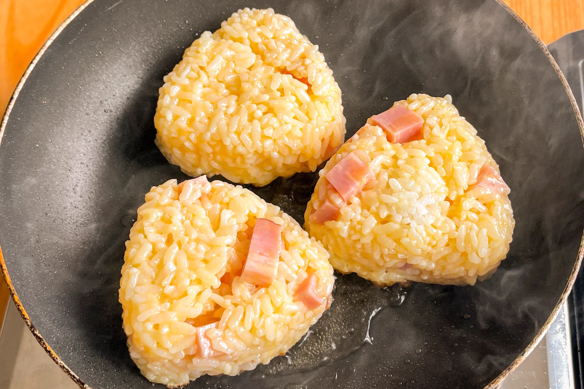 ぱくぱく食べられそうなくらいとっても美味しそう！カルボナーラ風焼きおにぎりレシピ！