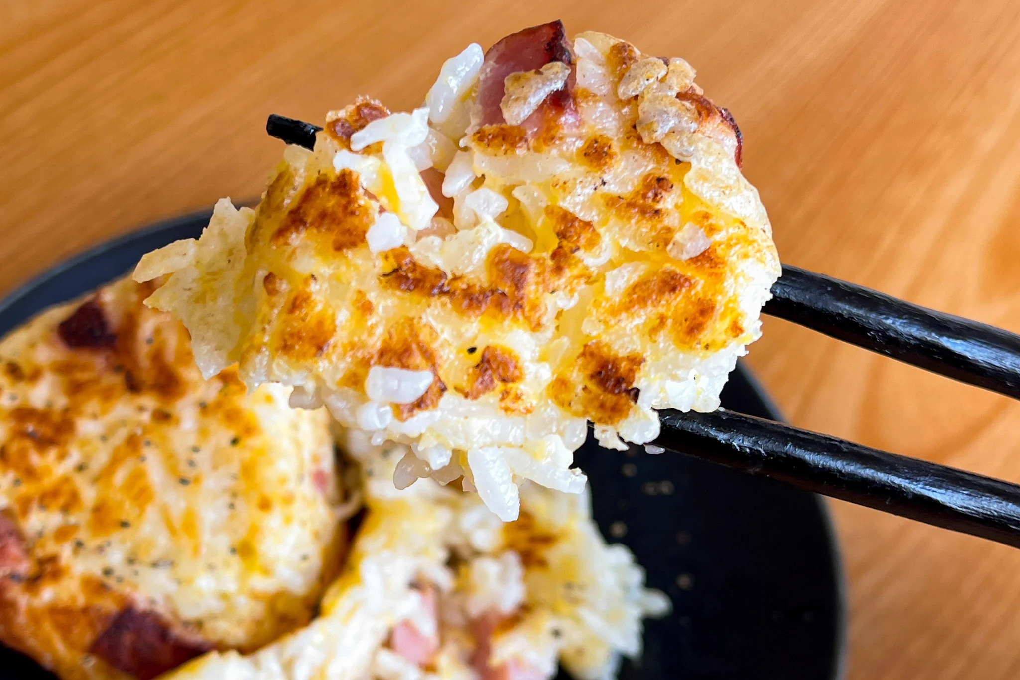 ぱくぱく食べられそうなくらいとっても美味しそう！カルボナーラ風焼きおにぎりレシピ！