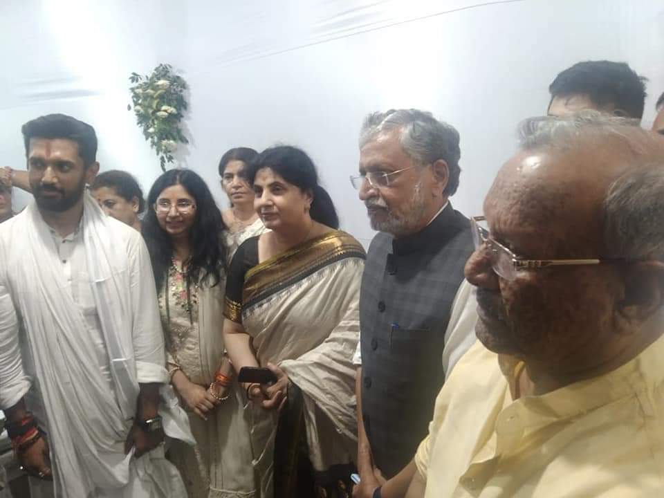 LJP4India's tweet photo. आज पटना श्रीकृष्णापुरी आवास पर आयोजित लोजपा के संस्थापक 'पद्म भूषण' स्व. रामविलास पासवान जी की बरसी कार्यक्रम में बिहार के पूर्व उप मुख्यमंत्री श्री @SushilModi जी और बिहार के उप मुख्यमंत्री श्री @tarkishorepd जी स्व. रामविलास पासवान जी को श्रद्धांजलि देने पहुंचे। https://t.co/0m5jwMvR5h
