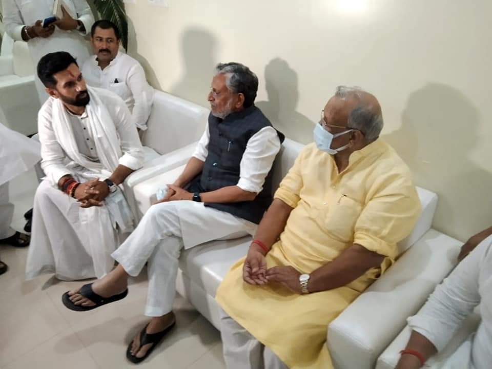 LJP4India's tweet photo. आज पटना श्रीकृष्णापुरी आवास पर आयोजित लोजपा के संस्थापक 'पद्म भूषण' स्व. रामविलास पासवान जी की बरसी कार्यक्रम में बिहार के पूर्व उप मुख्यमंत्री श्री @SushilModi जी और बिहार के उप मुख्यमंत्री श्री @tarkishorepd जी स्व. रामविलास पासवान जी को श्रद्धांजलि देने पहुंचे। https://t.co/0m5jwMvR5h