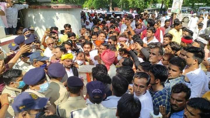 अखिल भारतीय युवा यादव महासभा द्वारा कमलेश भैया के समर्थन में यादव महासभा मैदान में जो यादों से टकराएगा चूर चूर हो जाएगा दोषियों पर कार्रवाई होनी चाहिए