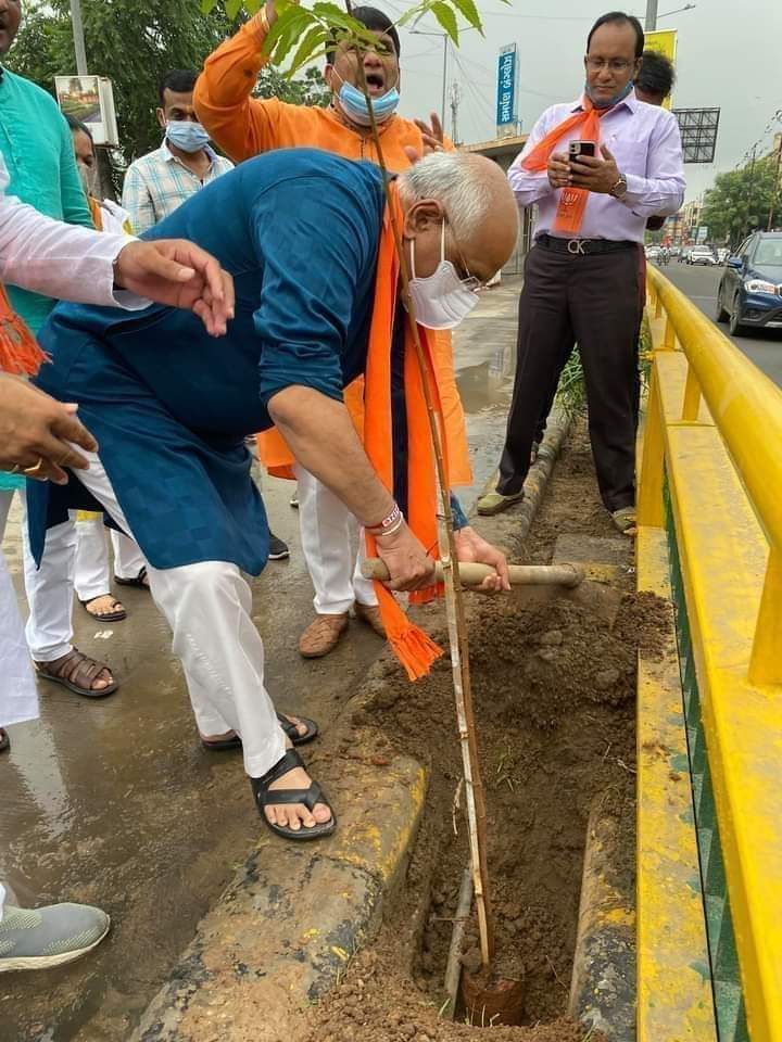 drkiritpsolanki's tweet image. गुजरात के नए मुख्यमंत्री श्री @Bhupendrapbjp आज सुबह अपने क्षेत्र में पौधरोपण कर रहे थे। उन्हे इस बात का अंदाजा नहीं था कि वह दोपहर मे अपने राज्य के मुख्यमंत्री बन जाएंगे।
यही है भाजपा की विशेषता, खुद को साबित करने के लिए मेहनत लगती है। पिता या दादा के नाम पर कुर्सी नहीं मिलती।