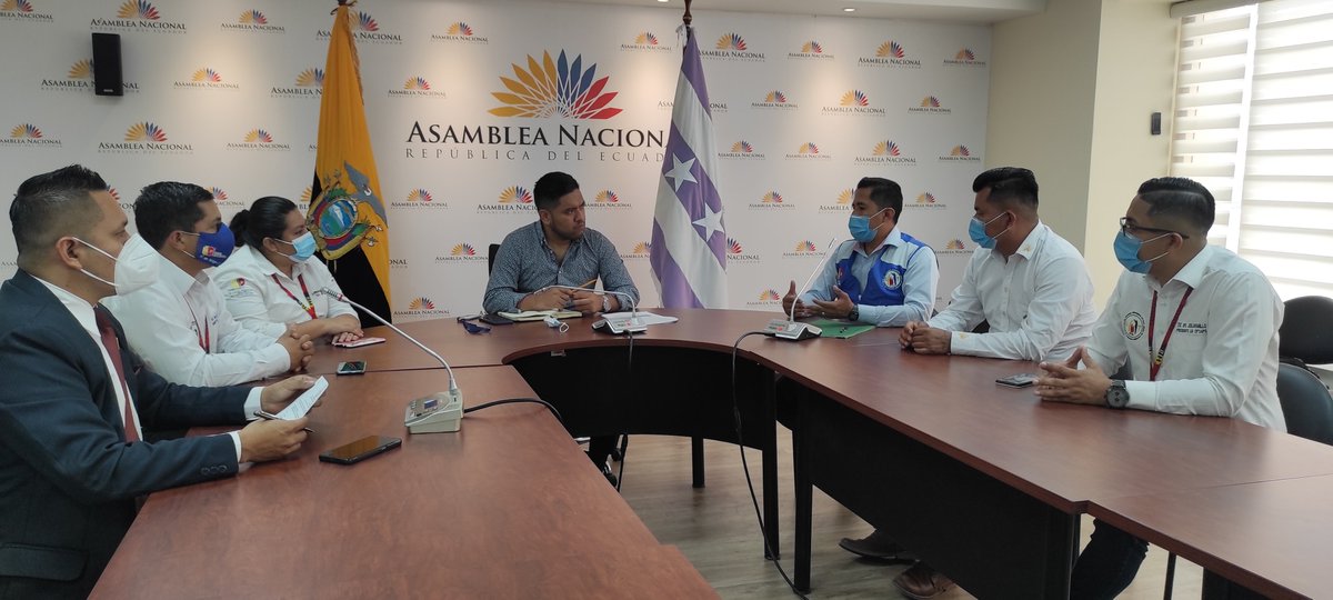 CNTAPSECUADOR's tweet photo. En Guayaquil¶ Comisión ejecutiva #TAPS participa con su opinión en el despacho de la Asambleísta @VickyDesintonio proponente de la reforma a la ley humanitaria con el fín de que la misma llegue a más #TrabajadoresDeLaSalud que estuvieron en #PrimeraLinea 

#JusticiaParaLosTaps https://t.co/tgnLguJHL4