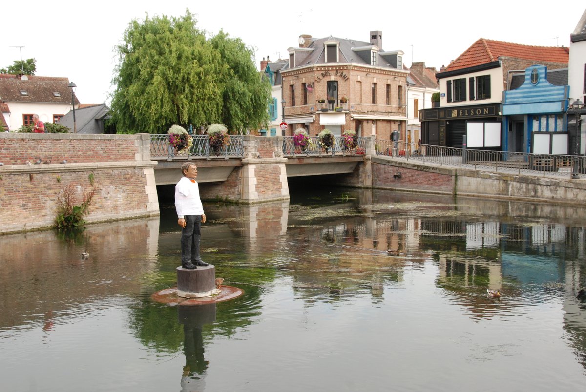 cahiernomade's tweet photo. A la découverte d'Amiens, ses maisons colorées, ses canaux... et son bonhomme au milieu de l'eau  #DestinationAmiens #enfranceaussi #BaladeSympa https://t.co/2jIfIYxyMQ