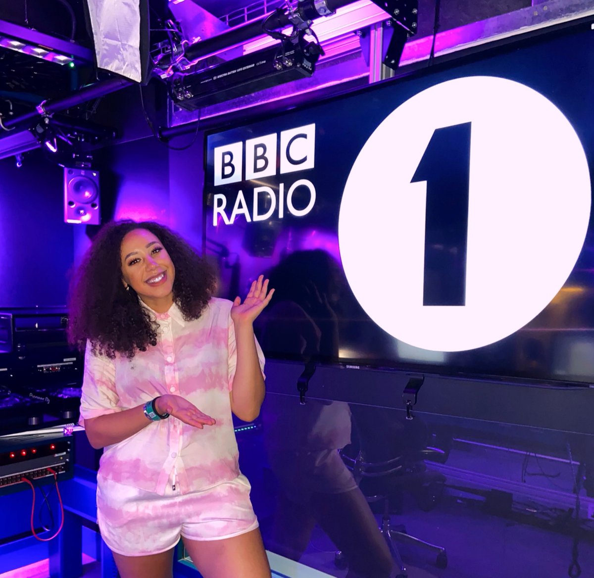Gemma Bradley (@gemma_bradley_) on Twitter photo Did somebody say new music?!
I’m back on <a href="/BBCR1/">BBC Radio 1</a> tonight bringing you sweet tunes from your new favourite artists! Plus live music from <a href="/tayosound/">TAYO SOUND</a> , <a href="/FinnAskew/">finn askew</a> & @POLICECARCO 🥳
All kicking off from 11pm tonight on <a href="/BBCSounds/">BBC Sounds</a> & R1 🕺 Did somebody say new music?!
I’m back on <a href="/BBCR1/">BBC Radio 1</a> tonight bringing you sweet tunes from your new favourite artists! Plus live music from <a href="/tayosound/">TAYO SOUND</a> , <a href="/FinnAskew/">finn askew</a> & @POLICECARCO 🥳
All kicking off from 11pm tonight on <a href="/BBCSounds/">BBC Sounds</a> & R1 🕺